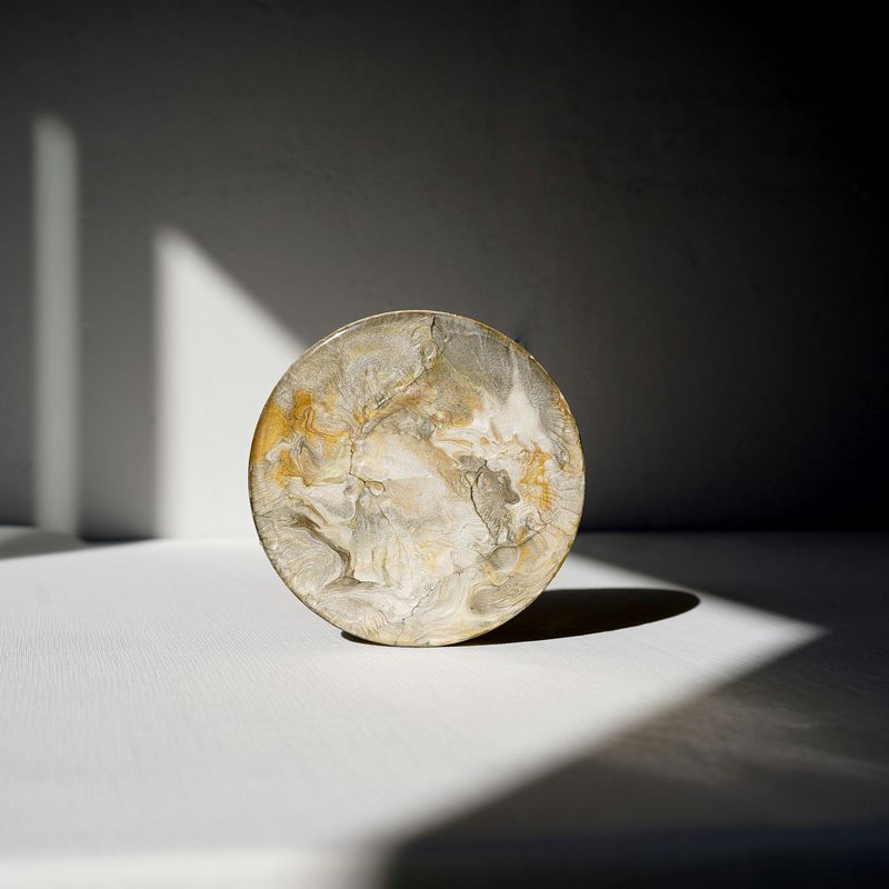 幻想的な透明感が心に染みるアートコースター！「日常と月」土谷美咲さんの独創的な世界観とは？！