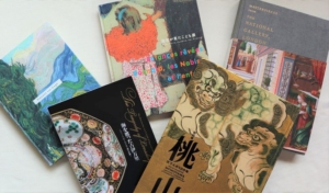 ミュージアムショップは、美術館のもう一つの楽しみ。展覧会の感動を持ち帰り、お洒落なアートグッズを飾ったり、使ったり