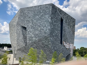 俵万智からマーダーミステリー。「本棚劇場」だけじゃない、角川武蔵野ミュージアムをまる１日楽しむための見どころを一挙紹介！ 