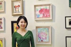 彼女が画廊に居る理由ー若手作家・奥野晶が夢をかなえるフィールド・日動画廊(第60回ミニヨン展取材レポート)