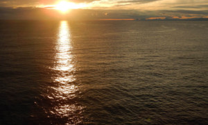 海と太陽が織りなす日の出と夕日の絶景スポット6選