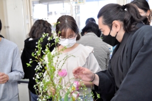 子どもたちの笑顔が咲く。新世代に繋ぐ花の世界。「いけばな出前プロジェクト」