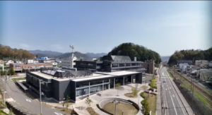 「芸術文化観光専門職大学」見学記~平田オリザ学長と校内を巡る~