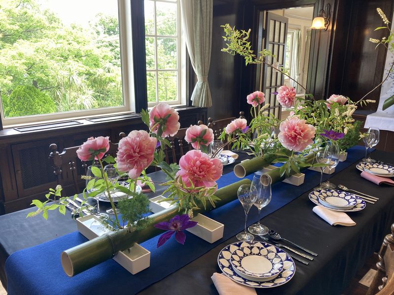 横浜山手西洋館で「花と器のハーモニー2023」が開催中！日本のいけばな七流派と世界各国の食器が華麗に競演！