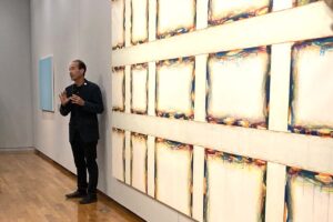 自然光が射す茅ヶ崎市美術館でフランシス真悟の展覧会が開催!