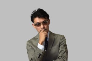【顔面学講座㉟】 メガネは顔の一部。サングラスは? 顔の装飾品について考えてみた