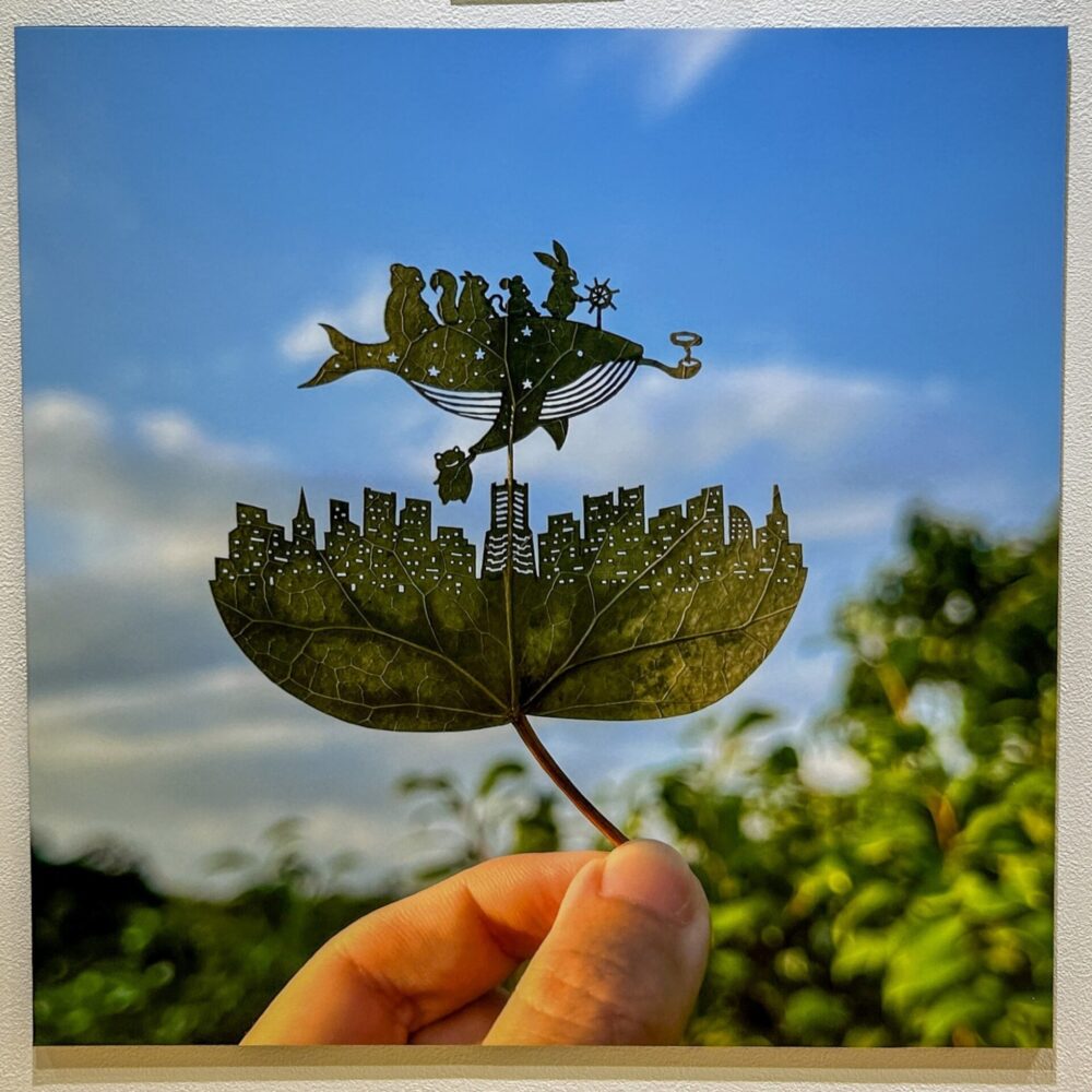 横浜と万博で展示中 注目の葉っぱ切り絵作家に聞く